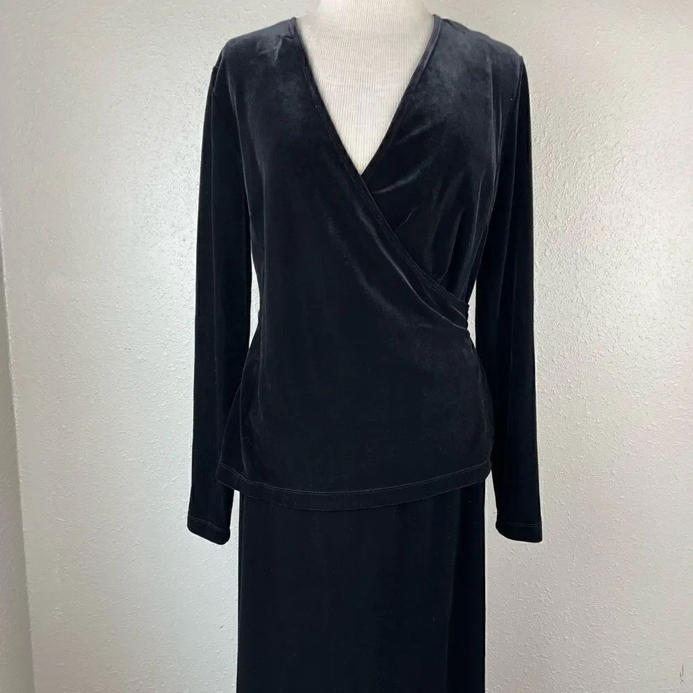 Liz Claiborne Matching Two Piece Black Velour Top and Skirt Size L EUC